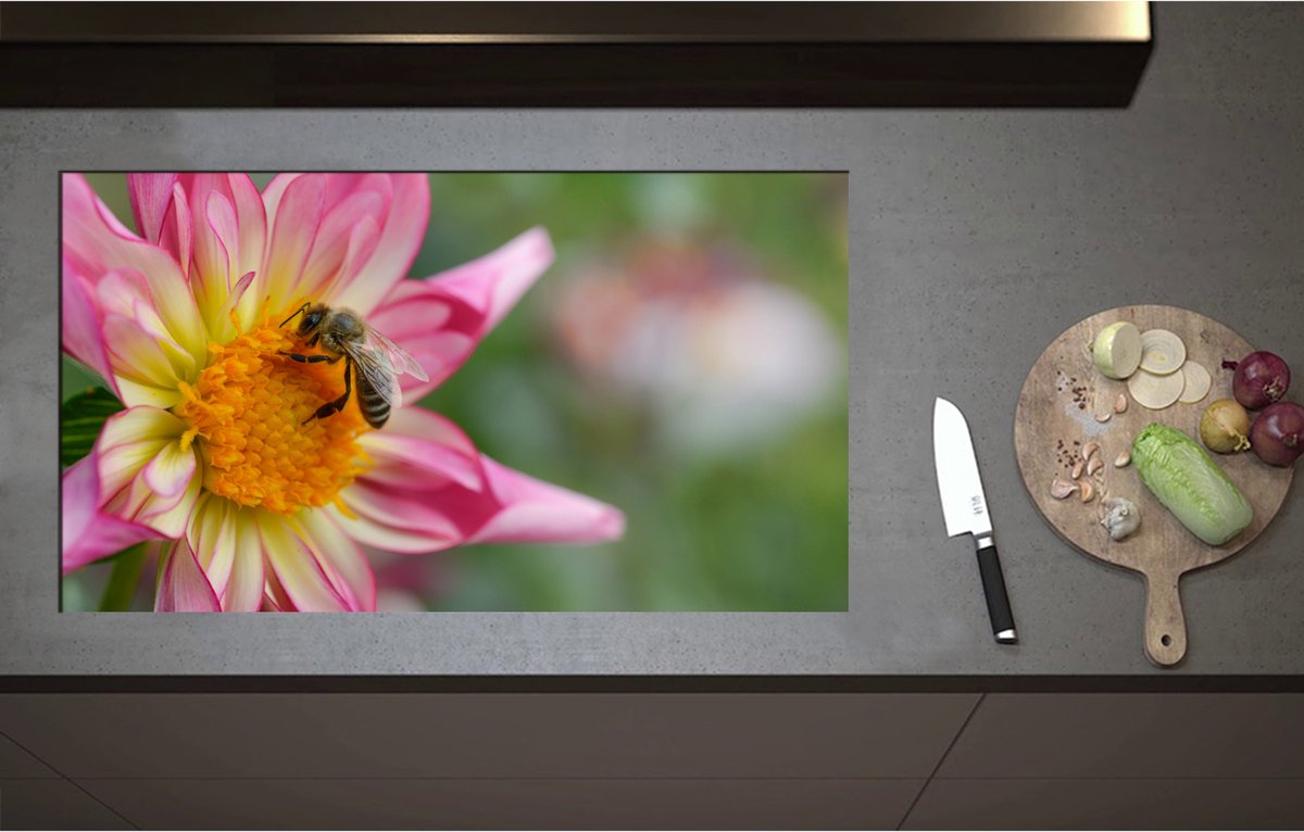 Inductieplaat Beschermer - Bij op Midden van Roze Dahlia Bloem - 90x51 cm - 2 mm Dik - Inductie Beschermer - Bescherming Inductiekookplaat - Kookplaat Beschermer van Wit Vinyl