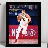 Nikola Jokić Ingelijste Handtekening – 15 x 10cm In Klassiek Zwart Frame – Gedrukte handtekening – NBA - Basketball - Denver Nuggets - MvP - National Basketball Association - Servië