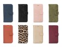 Collage de huit étuis de téléphone dans différentes couleurs et imprimés.