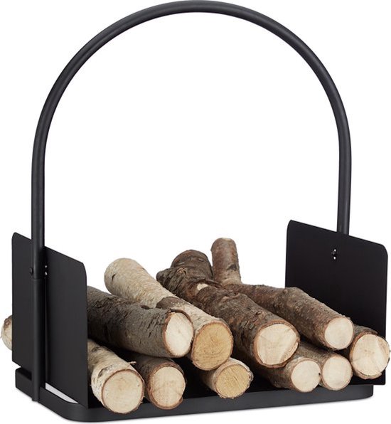 Zwarte, metalen houtmand met gebogen handvat, gevuld met diverse houtblokken.