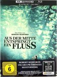 Voorzijde van de 4K UHD Blu-ray "A River Runs Through It". Een man werpt een vliegvislijn in een bosrijke omgeving.