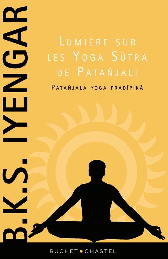 Couverture de livre avec le texte 'LUMIÈRE SUR LES YOGA SŪTRA DE PATAÑJALI' et une silhouette noire d'une personne en position du lotus devant un soleil jaune avec des rayons.