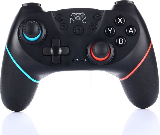 Manette noire avec accents bleus et rouges. Avec boutons de commande, croix directionnelle et joysticks analogiques. "1 2 3 4" est écrit sur le devant.