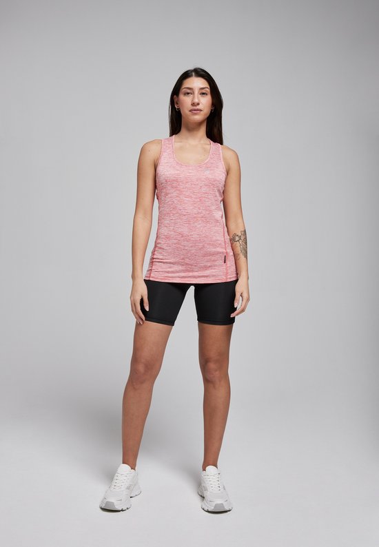 Model in roze gemêleerde sporttop met racerback en zwarte fietsbroek.
