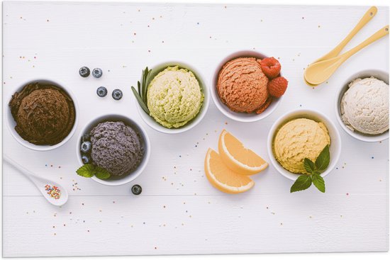 Vlag - Ijs - Bolletjes - Lepels - Bakjes - Fruit - Bosbessen - Frambozen - Citroen - Chocolade - 60x40 cm Foto op Polyester Vlag