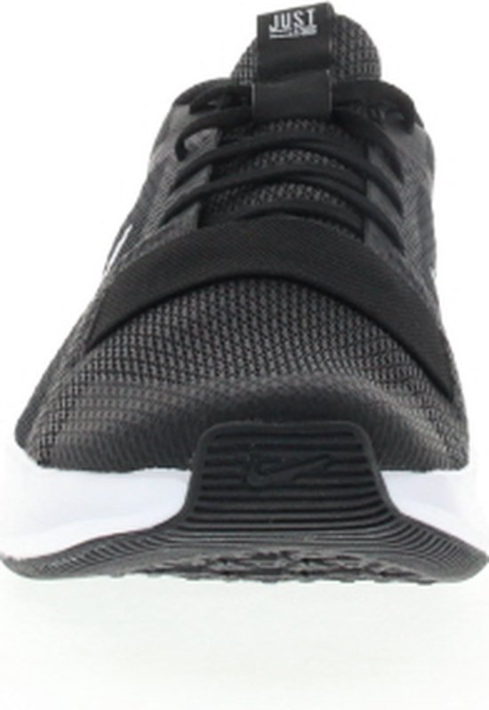 Voorkant van zwarte Nike MC Trainer 2 sportschoenen voor dames.