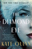 De omslag van 'The Diamond Eye' toont een close-up van een vrouw met warrig blond haar en de tekst 'A Novel' en 'New York Times Bestseller'.
