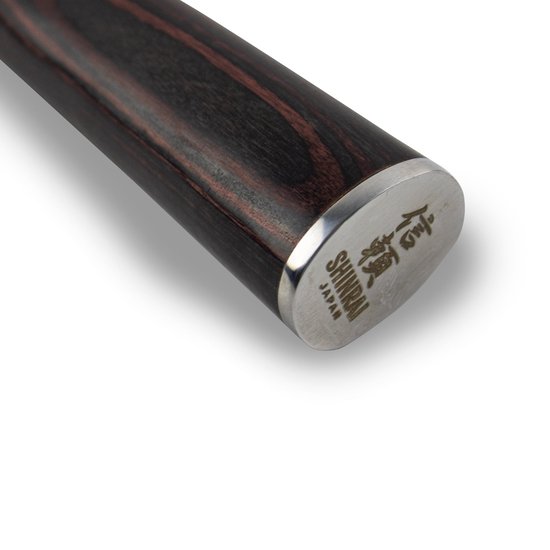 Détail du manche en bois foncé rayé d'un couteau Shinrai Japan avec un capuchon métallique.