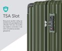 Close-up van het TSA-slot op een olijfgroene koffer. Tekst "TSA Slot" en uitleg over veilig opbergen.