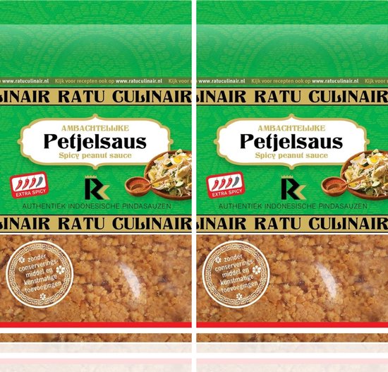 Groene verpakking met "Petjelsaus" en "Spicy peanut sauce" in sierlijk schrift. Extra pittig.