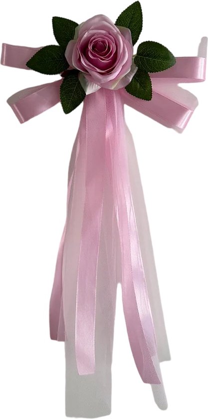 Decoratie met een roze kunstbloem, roze linten en witte tule. Drie groene blaadjes aan de bloem.