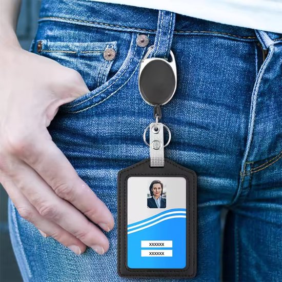 Porte-carte noir avec photo d'une personne, attaché à un jean avec un porte-clés rétractable.