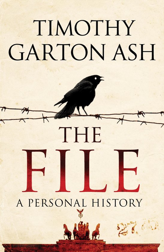 Couverture du livre 'The File' : Un oiseau noir perché sur du fil barbelé, au-dessus d'un bâtiment avec quatre chevaux.