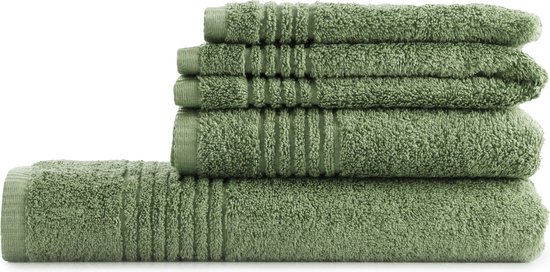 Pile de cinq gants de toilette vert pâle avec un motif côtelé aux extrémités, sur fond blanc.