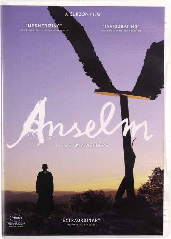 Anselm DVD-hoes: man in silhouet bij grote sculptuur tegen paarse zonsondergang.