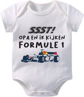 Hospitrix Baby Rompertje met Tekst "SSST! Opa en ik kijken Formule 1" R7 - Maat XL - 12-18 maanden - 86 - go max - Korte Mouw - Cadeau - Zwangerschap - Aankondiging - Verstappen - Romper