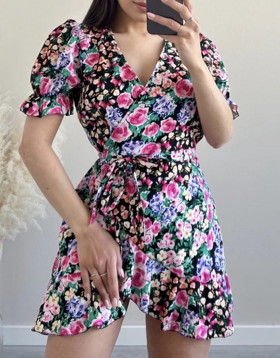 Floral omslag jurkje - Roze/zwart - Bloemenprint jurk met stretch - Overslag jurk voor dames - Met tailleceintuur - Zomerjurk voor vrouwen - One-size - Een maat