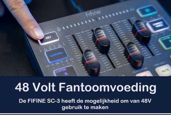 Vinger drukt op de 48V knop van de Fifine SC-3 mixer met fantoomvoeding.