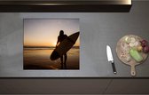 Inductieplaat Beschermer - Achteraanzicht van Surfer lopend over het Strand - 57x52 cm - 2 mm Dik - Inductie Beschermer - Bescherming Inductiekookplaat - Kookplaat Beschermer van Zwart Vinyl