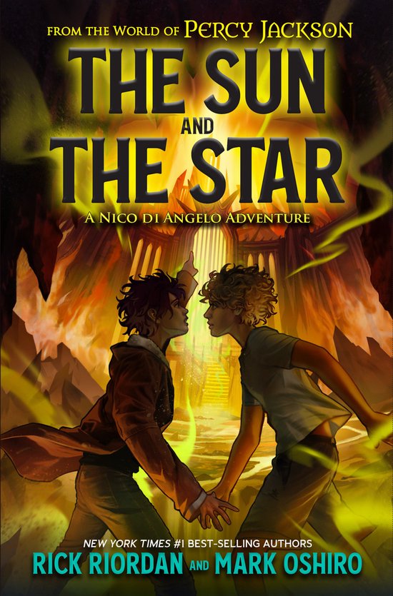 Couverture de livre : Deux garçons se regardant dans une grotte incandescente. 'The Sun and the Star: A Nico di Angelo Adventure'.