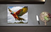 Inductieplaat Beschermer - Ara papegaai vliegt rond over bomen heen - 60x52 cm - 2 mm Dik - Inductie Beschermer - Bescherming Inductiekookplaat - Kookplaat Beschermer van Wit Vinyl