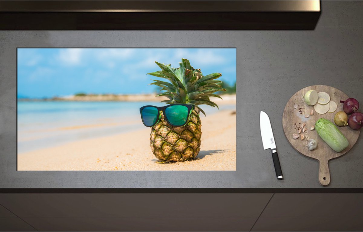 Inductieplaat Beschermer - Ananas met Zonnebril Chillend op het Strand - 90x51 cm - 2 mm Dik - Inductie Beschermer - Bescherming Inductiekookplaat - Kookplaat Beschermer van Wit Vinyl