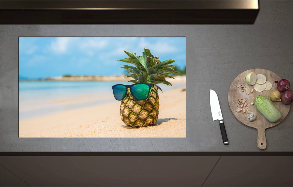 Inductieplaat Beschermer - Ananas met Zonnebril Chillend op het Strand - 85x52 cm - 2 mm Dik - Inductie Beschermer - Bescherming Inductiekookplaat - Kookplaat Beschermer van Wit Vinyl
