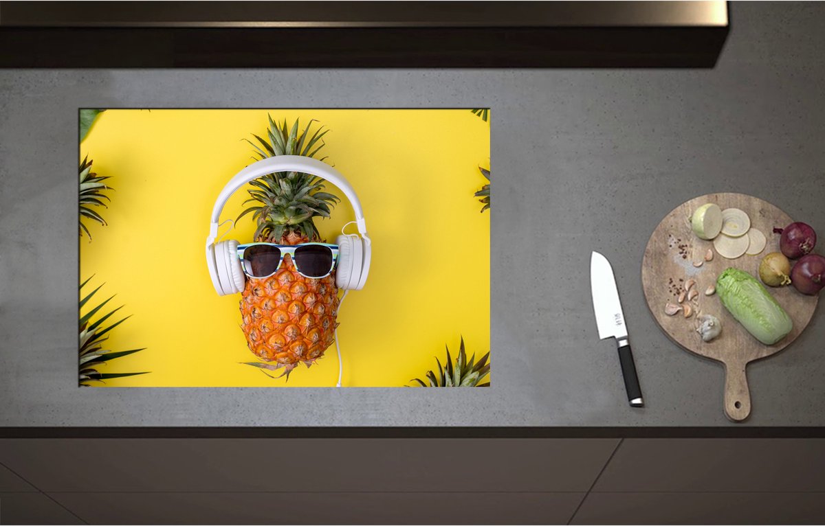 Inductieplaat Beschermer - Ananas met Witte Headset op Felgele Achtergrond - 75x51 cm - 2 mm Dik - Inductie Beschermer - Bescherming Inductiekookplaat - Kookplaat Beschermer van Wit Vinyl