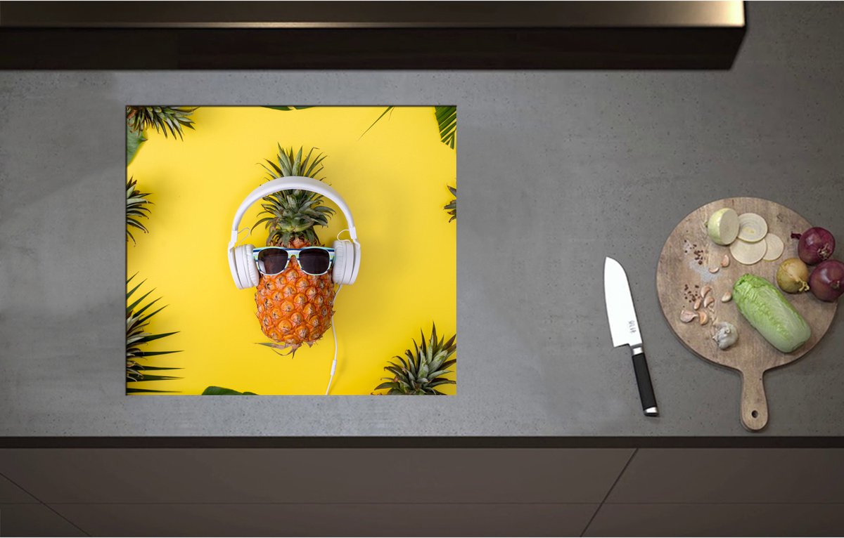 Inductieplaat Beschermer - Ananas met Witte Headset op Felgele Achtergrond - 59x52 cm - 2 mm Dik - Inductie Beschermer - Bescherming Inductiekookplaat - Kookplaat Beschermer van Wit Vinyl