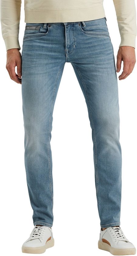 Blauwe PME Legend jeans met een regular/straight fit, gedragen door een model. Jeans hebben lichte wassing.