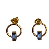 Bling-it oorsteker met blauwe steen goldplated. Materiaal: 925 sterling zilver met een 14 karaat gouden laagje