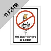 Pictogram/ bord | "Geen sigarettenpeuken op de stoep!" | 19 x 25 cm | Vervuiling | Afval | Sluikstorten | Sigaret | Sigaretten | Overlast | Tabak | Propere buurt | Nette omgeving | Recreatie | Dikte: 1 mm | 1 stuk