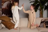 Jogging Onesie Kids | Van het bekende Nederlandse merk Knuffle® | Linda: "Dit is de allerbeste Onesie voor kinderen!" | Gratis verzending | Handgemaakt in Portugal | Voor jongens en meisjes | In 4 kleuren: Dit is maat 170/176, in de kleur Zand