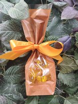 Geschenkzakje met 20 hartvormige badparels wit en geel