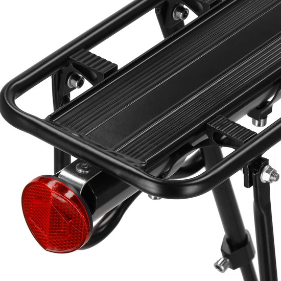 Detail van een zwarte fietsbagagedrager met rode reflector.