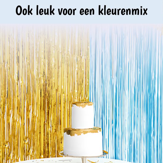 Gouden en blauwe glittergordijnen als achtergrond voor een taart.
