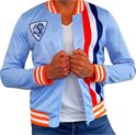 Man met lichtblauwe retro trainingsjas, voorzien van oranje, witte en marineblauwe strepen en leeuw embleem op de borst.