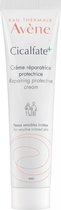 Witte tube met rode tekst "Avène Cicalfate+". "Crème réparatrice protectrice". "Peaux sensibles irritées".