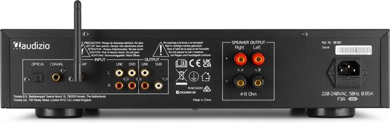 Achterzijde van een zwarte hifi-versterker met aansluitingen voor OPTICAL, COAXIAL, ANT, diverse inputs en outputs, en speaker outputs.