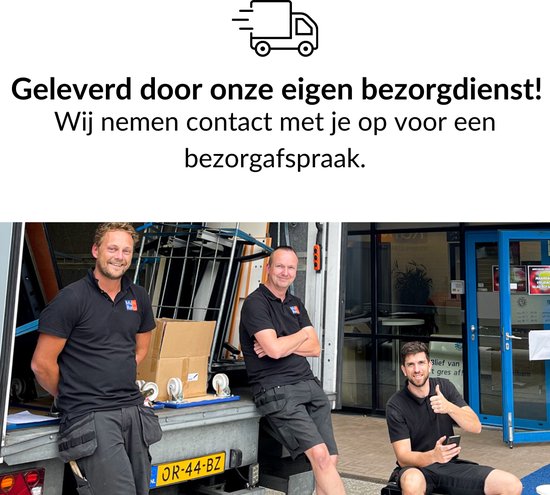 Drie bezorgers bij een bestelwagen met tekst 'Geleverd door onze eigen bezorgdienst!'.