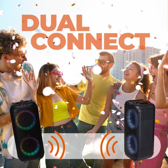 Twee luidsprekers met dubbele woofers met kleurrijke LED-verlichting, naast feestende mensen, met de tekst 'DUAL CONNECT'.