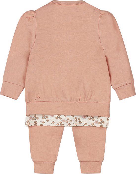 Roze gebreide set met ronde hals, pofmouwtjes en gebloemd randje. De set bestaat uit een vest, top en broek.