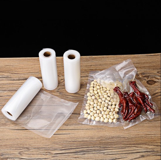 Trois rouleaux de vide et divers aliments emballés sous vide, y compris des noix et des piments séchés.