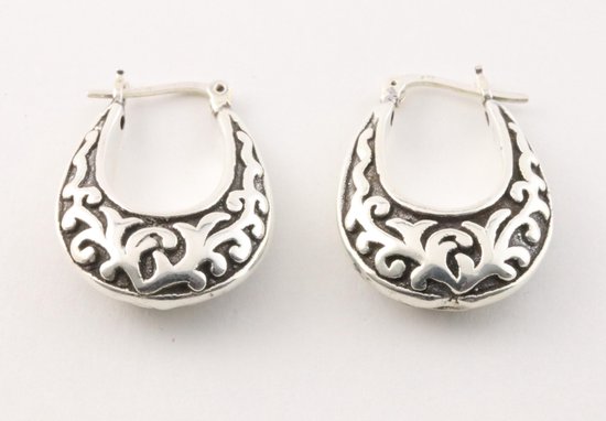 Boucles d'oreilles artisanales ovales en argent - longueur 30 mm.