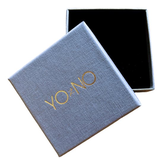 Grijze sieradendoos met de tekst "YO&NO" in goudkleurige letters, opengeklapt.