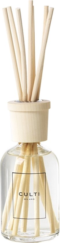 Culti Milano geurstokjes in een helderglazen flesje met een houten dop en diffuser stokjes.