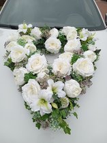 Trouwauto boeket hart zijde bloemen rozen en lelies in wit en licht room aangevuld met divers groen. 6 Siliconen zuignappen voor een veilige bevestiging op de motorkap.