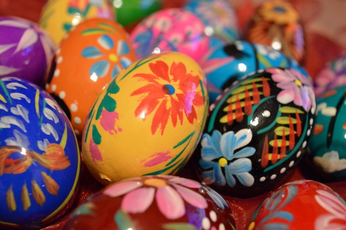 Paasknutselwerkjes voor kinderen: 27 houten paasdecoraties met 160 kleurrijke pompons, 27 decoratieve koordjes, 3 bloemen met strasssteentjes en 12 acrylmarkers,pasen knutselen