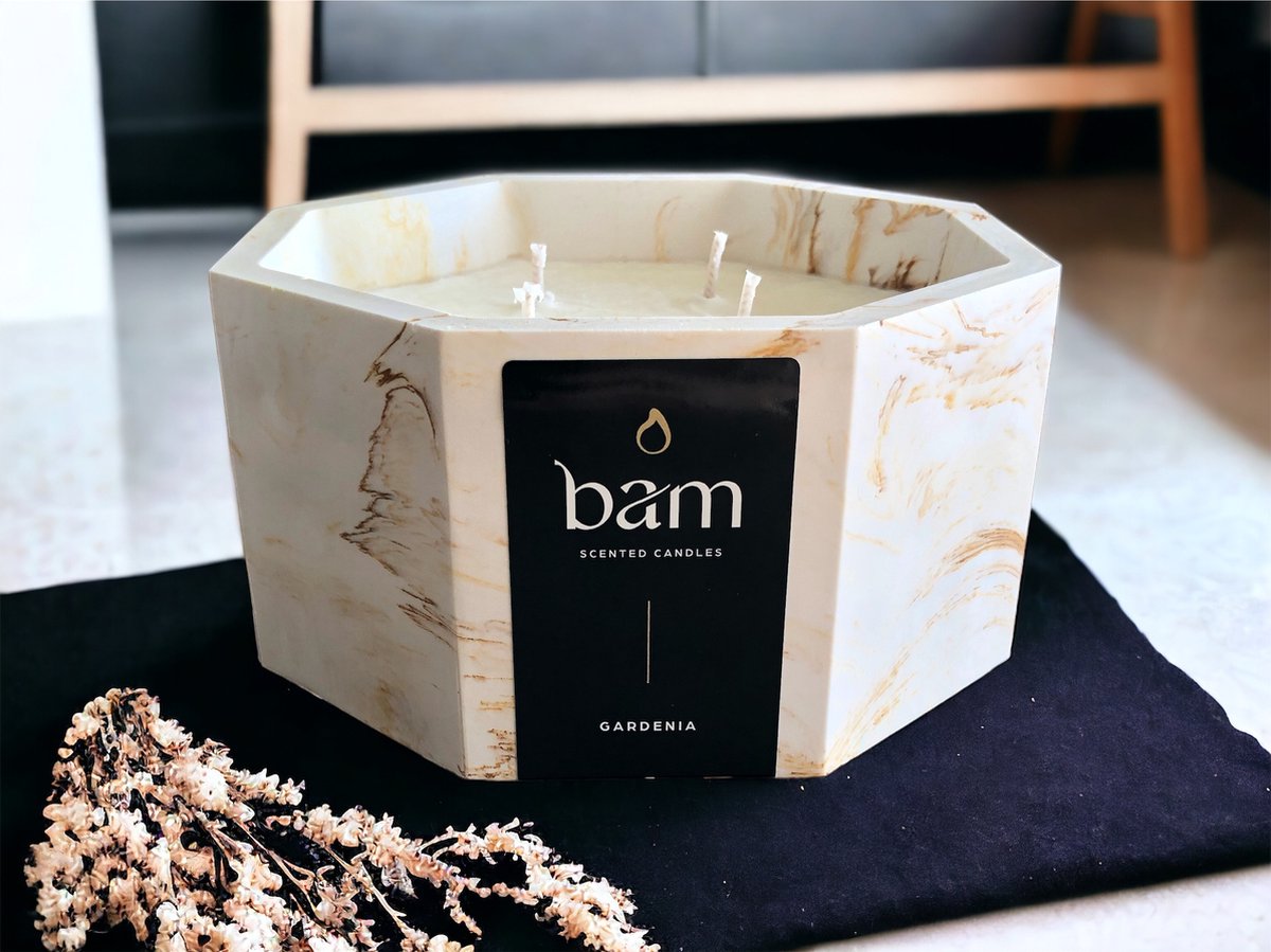BAM Gardenia geurkaars met 4 wieken in een oker gemarmerd handmade potje - 80 branduren (545g) - cadeautip - geschenk - vegan