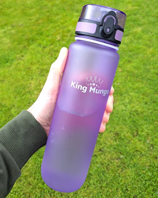 Paarse King Mungo drinkfles met riempje, vastgehouden in een hand, met gras op de achtergrond.